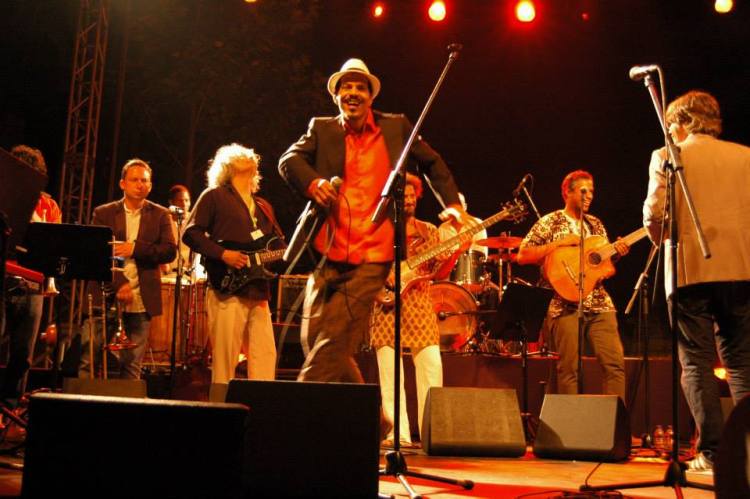 1353_205637072933997_2096708158_n